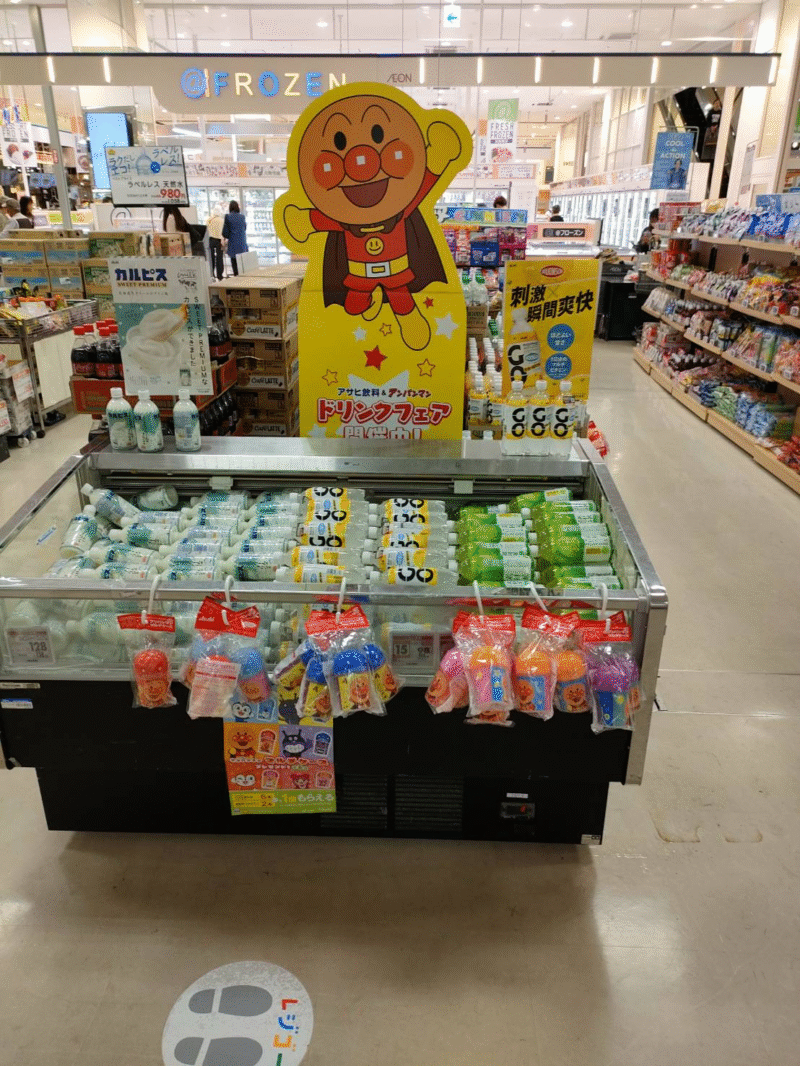 アサヒ飲料『アンパンマン』マルチケースおまけが店頭でもらえる!2025年の夏キャンペーン 特設コーナー