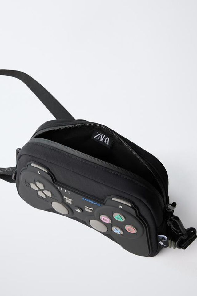 ZARA(ザラ)『playstation(プレイステーション)』コントローラー型クロスボディバッグ