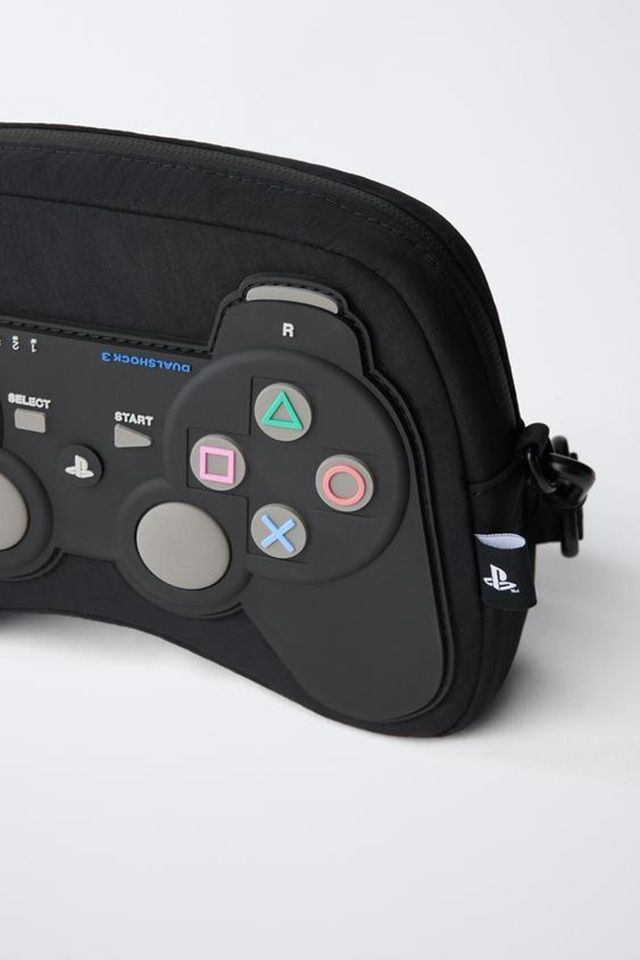 ZARA(ザラ)『playstation(プレイステーション)』コントローラー型クロスボディバッグ