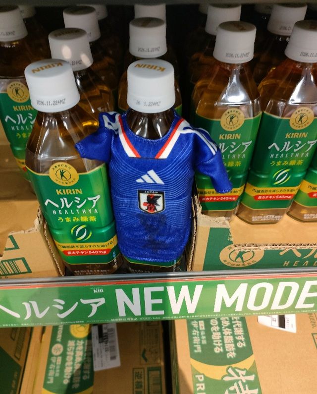 ヘルシア『サッカー日本代表』コラボ！ユニフォームデザインのペットボトルカバーおまけがもらえるキャンペーン　イオン