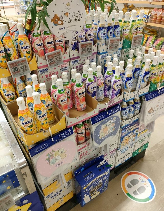 カルピス『サンエックスユニバース うちわ』のおまけが店頭でもらえるキャンペーンが開催！