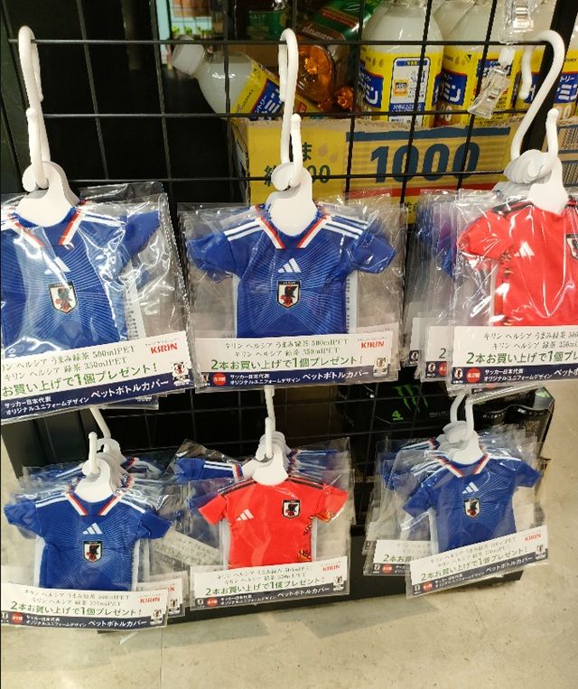 ヘルシア『サッカー日本代表』コラボ！ユニフォームデザインのペットボトルカバーおまけがもらえるキャンペーン　イオン