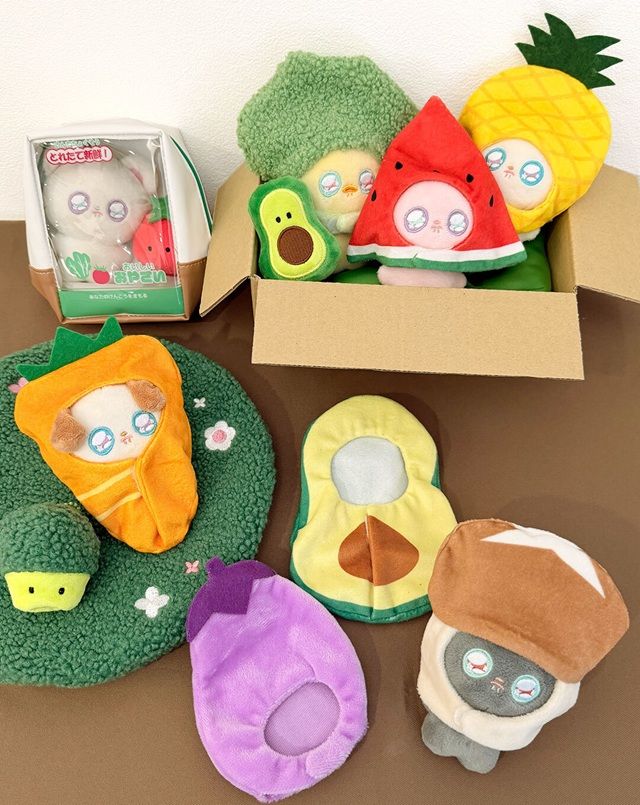 サンキューマート『推し活 野菜』シリーズ！ぬいぐるみ用着ぐるみ、ぬいぐるみキーホルダー、ぬいポーチなどのグッズが新発売！