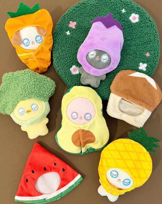 サンキューマート『推し活 野菜』シリーズ！ぬいぐるみ用着ぐるみ、ぬいぐるみキーホルダー、ぬいポーチなどのグッズが新発売！