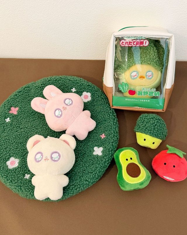 サンキューマート『推し活 野菜』シリーズ！ぬいぐるみ用着ぐるみ、ぬいぐるみキーホルダー、ぬいポーチなどのグッズが新発売！