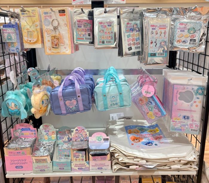 100均『初音ミク』コラボ2026年!缶バッジ、アクキー、アクスタ、カードケース、ぬいぐるみキーホルダーなどピアプロのグッズが大量に登場!キャンドゥなど第5弾制服姿、ミミ付き着ぐるみキャラクターで!取扱店はどこ?セリアは?
