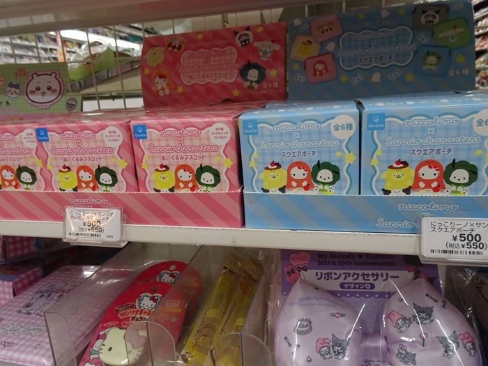 セブンイレブン限定『にっこりーノ×サンリオキャラクターズ』コラボ!ぬいぐるみマスコット、スクエアポーチが店頭で新発売!