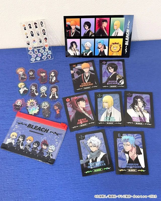 サンキューマート『BLEACH（ブリーチ）』コラボ アクリルパーツ、証明写真風ステッカー、ランダムステッカー（クリア）、フレークステッカー／各390円（税込429円）※証明写真風ステッカー、ステッカーはよりどり2点で390円（税込429円）
