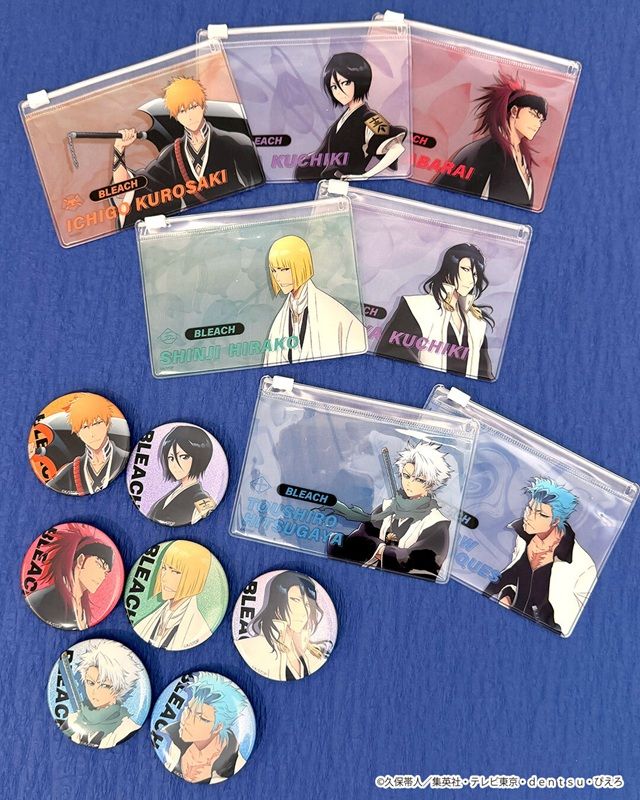 サンキューマート『BLEACH（ブリーチ）』コラボ ランダムミニクリアケース、スタンド付きランダム缶バッジ／各390円（税込429円）※ランダムミニクリアケースはよりどり2点で390円（税込429円）